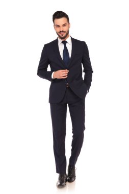 modern iş adamı cebinde tek elle gülümseyen