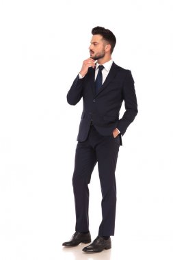 bir düşünceli genç iş adamı yan görünüm 