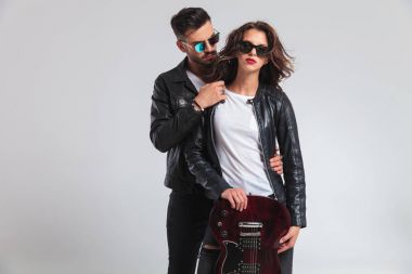 Rock'n roll çift ayakta kucakladı ve elektrik guit gösterilen