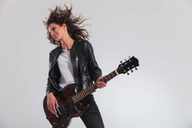 mutlu baş kadın gitarist gitar çalmak beceriyor