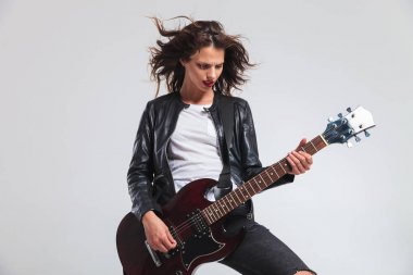 uçan saç oynama ile tutkulu kadın gitarist 