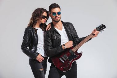 gitar çalarken adamın omzuna yaslanmış kadın