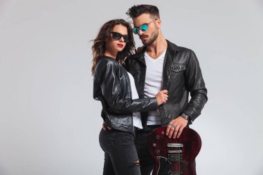 ceket tarafından erkeğini tutan punk kadın 
