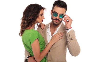 seksi erkek güneş gözlüğü kadını kucaklayan sabitleme