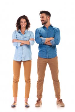 elleriyle geçti genç casual adam arkadaşına baktığı bakıyor 