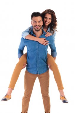 genç adam carying kız arkadaşı sırtında 