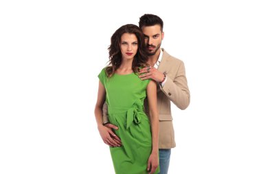 genç seksi cuple kameraya bakıyor