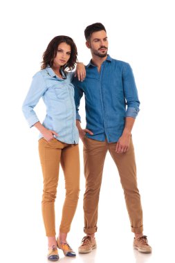 kadın omzunda eğilir iken adam uzakta görünüyor 