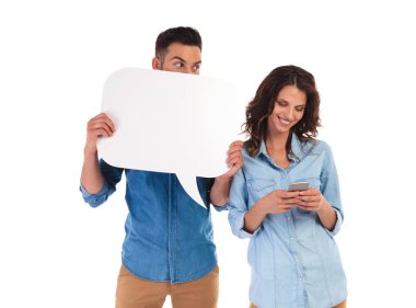 telefonla konuşma balonu bakar, kadın manifatura tutan adam