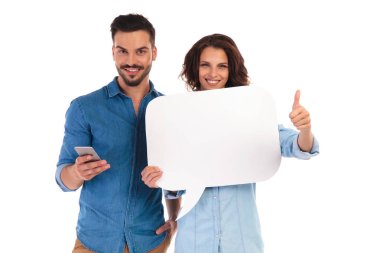 adam manifatura telefon ve kadın ok işareti yapıyor