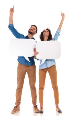 rahat çift hoding konuşma balonları ve yukarı ponting