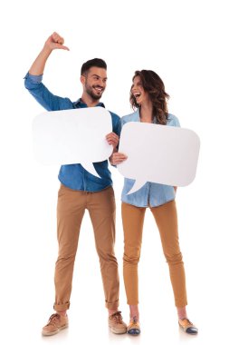 konuşma balonları tutarak rahat çift gülüyor 