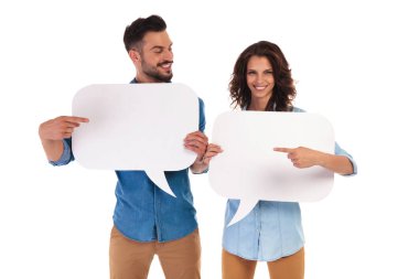 rahat çift birbirini gösteren konuşma balonları holding