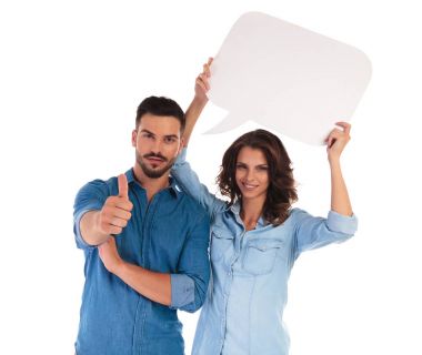 kadın konuşma balonu başının üstünde tutan ok yaparken adam