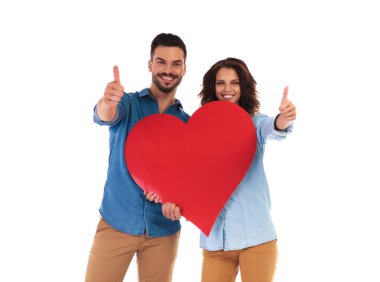 Holding mutlu rahat çift kalp ve ok işareti yapmak 