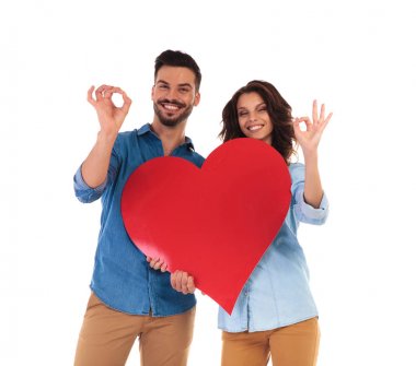 gülen iki büyük holding kalp ve ok işareti yapmak