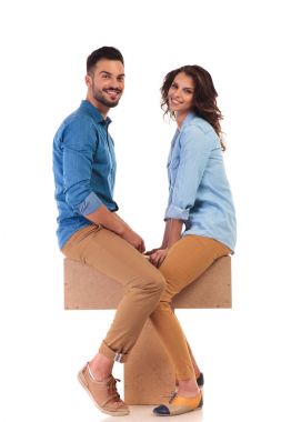 Her oturma sırasında karşı karşıya Çift