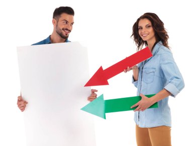 Pano için oklar işaret gülümseyen kadın adam tarafından düzenlenen 