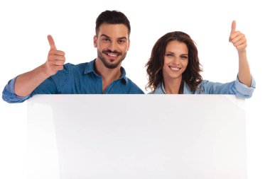 Çift bir Pano üzerinde gülümseyen ok işareti yapar 