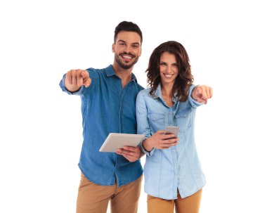 öğrenciler için kamera telefon ve tablet tutarken işaret 