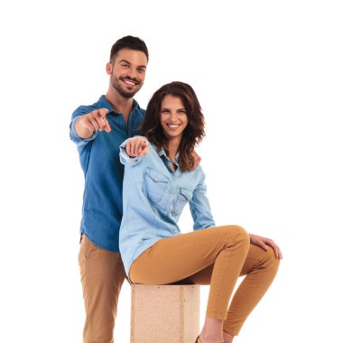 adam ayakta ve casual kadın parmakları işaret oturmuş