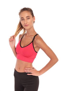 gülümseyen sportif kadın saçları ile oynamak 