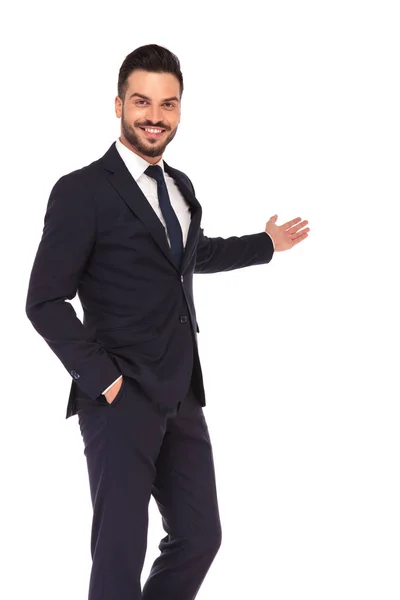 Glücklicher junger Geschäftsmann präsentiert und lächelt — Stockfoto