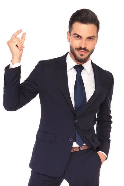 Sorridente jovem homem de negócios estalando os dedos — Fotografia de Stock