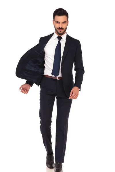 Homem de negócios confiante feliz andando com jaqueta aberta voadora — Fotografia de Stock