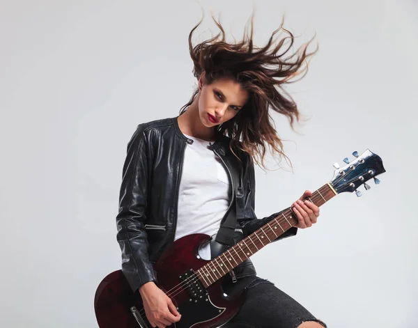 Крутая хедхантинговая рок-н-ролльная женщина, играющая на электрогитаре — стоковое фото