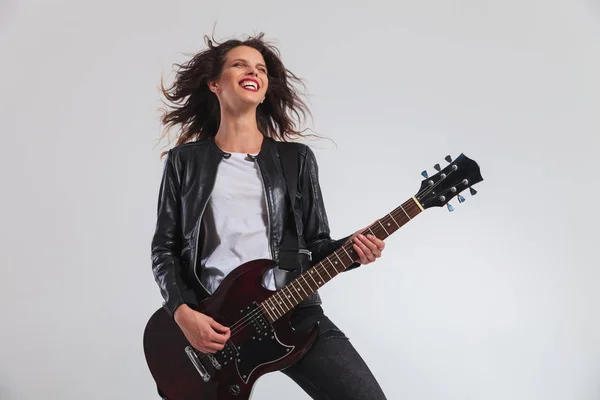 Mulher rindo guitarrista se divertindo enquanto joga elétrico — Fotografia de Stock