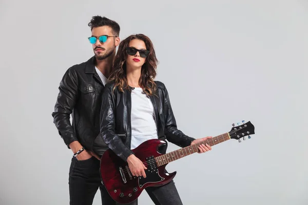 Pareja de moda tocando guitarra eléctrica —  Fotos de Stock