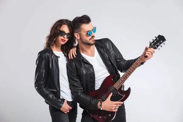 Homem tocando guitarra elétrica para sua mulher — Fotografia de Stock