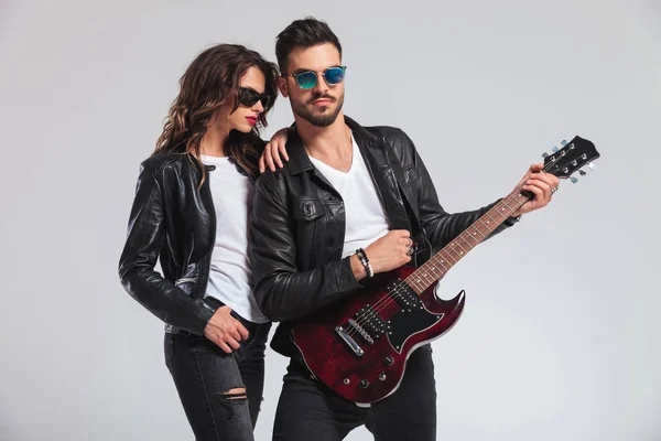 Mujer apoyada en el hombro del hombre mientras él toca la guitarra — Foto de Stock