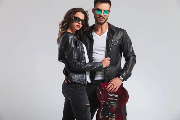 Fashion rock and roll couple standing with electric guitar — Stock Photo, Image