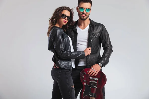 Pareja de rock and roll de moda de pie con guitarra eléctrica — Foto de Stock