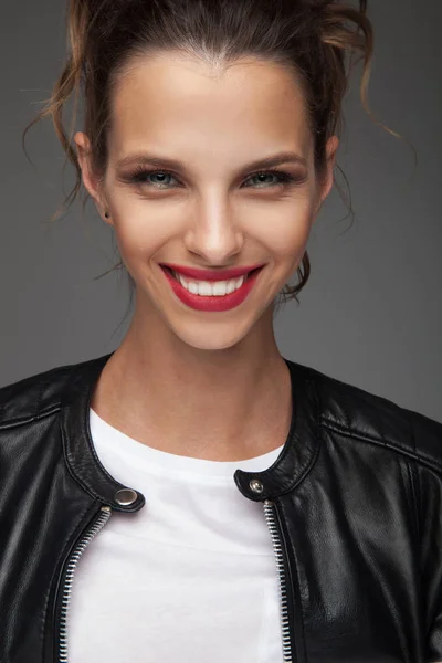 Jovem bela mulher sorrindo — Fotografia de Stock