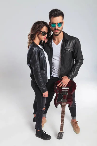 Hot rock and roll casal em jaquetas de couro e óculos de sol — Fotografia de Stock