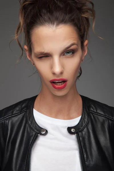 Retrato de um piscar de olhos jovem mulher i — Fotografia de Stock