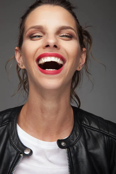 Χαρούμενη νεαρή γυναίκα να γελάει — Φωτογραφία Αρχείου