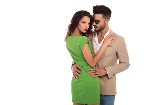 Uomo e donna eleganti si abbracciano — Foto Stock