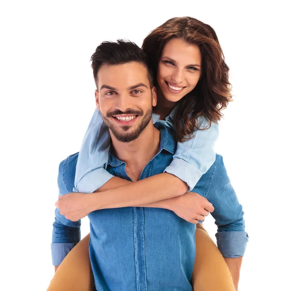 Feliz sonriente joven pareja casual sobre fondo blanco —  Fotos de Stock