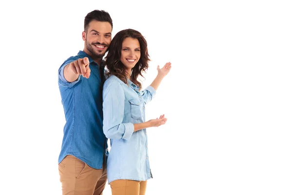 Happy casual couple inviting you to something — Stock Photo, Image