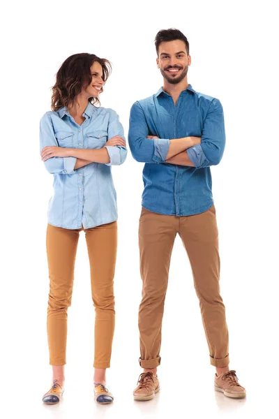 Laughing casual woman with hands crossed looks at her boyfriend — Stock Photo, Image