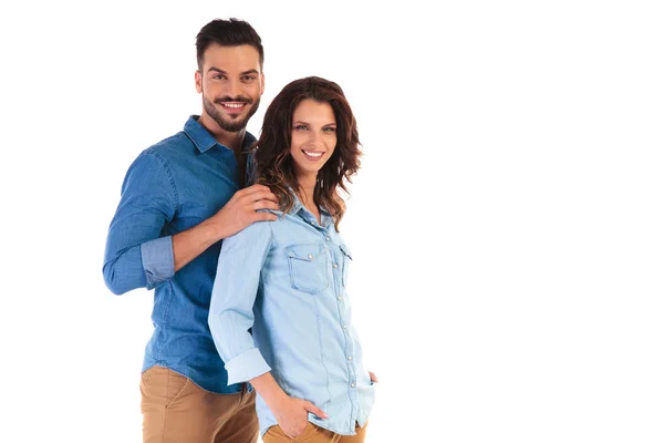 Smiling casual man holding woman by shoulders — Stock Photo, Image