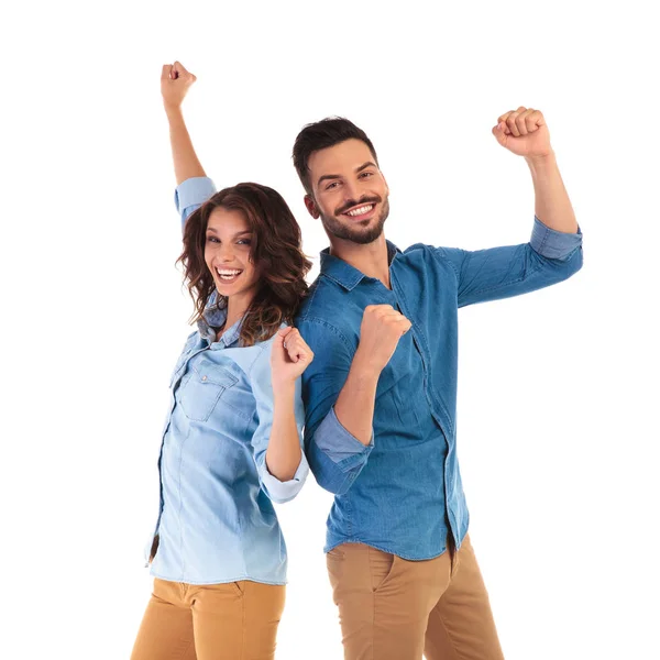 Feliz pareja celebrando la victoria — Foto de Stock