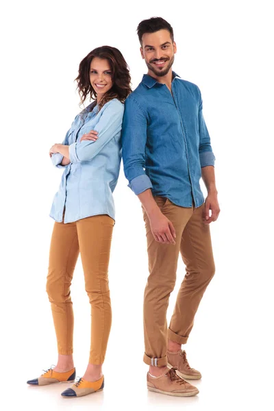 Corpo inteiro de um casal casual sorrindo — Fotografia de Stock