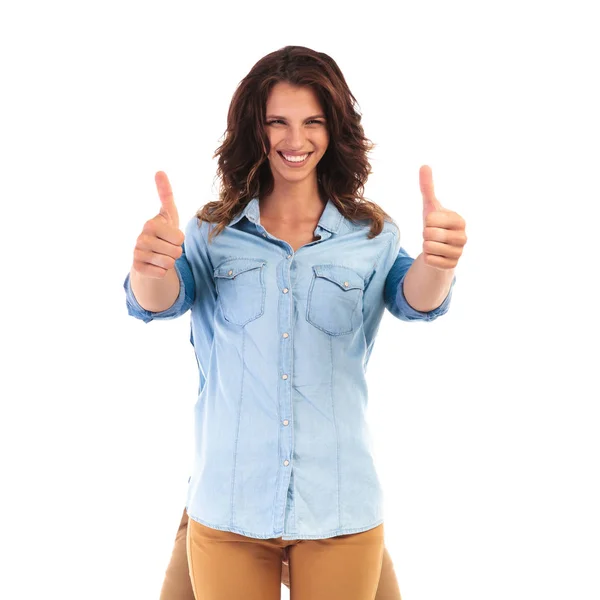 Man behind casual woman making the ok sign — Stock Photo, Image