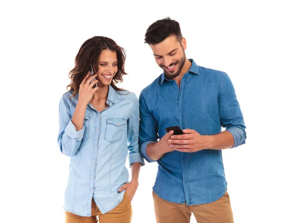 Mulher falando e homem mensagens de texto no telefone — Fotografia de Stock