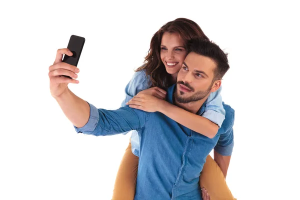 No amor casal casual tomando uma selfie com telefone da câmera — Fotografia de Stock